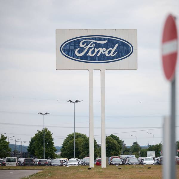 ARCHIV - 22.06.2022, Saarland, Saarlouis: Das große Logo von Ford, das auf dem Parkplatz des Werks Saarlouis steht, mit einem Durchfahrt Verboten Schild davor. (zu dpa: «Ford Saarlouis erwartet Deutschland-Chef zur Betriebsversammlung») Foto: Oliver Dietze/dpa +++ dpa-Bildfunk +++
