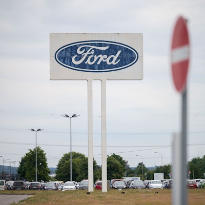 ARCHIV - 22.06.2022, Saarland, Saarlouis: Das große Logo von Ford, das auf dem Parkplatz des Werks Saarlouis steht, mit einem Durchfahrt Verboten Schild davor. (zu dpa: «Ford Saarlouis erwartet Deutschland-Chef zur Betriebsversammlung») Foto: Oliver Dietze/dpa +++ dpa-Bildfunk +++