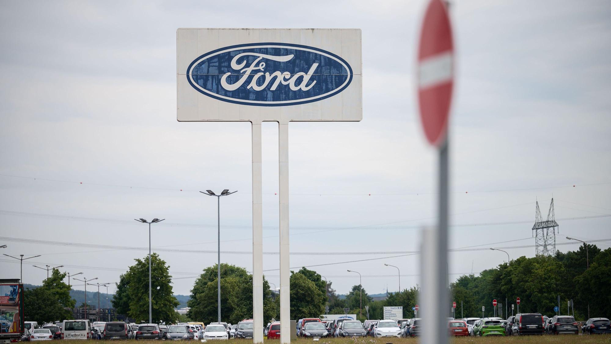 ARCHIV - 22.06.2022, Saarland, Saarlouis: Das große Logo von Ford, das auf dem Parkplatz des Werks Saarlouis steht, mit einem Durchfahrt Verboten Schild davor. (zu dpa: «Ford Saarlouis erwartet Deutschland-Chef zur Betriebsversammlung») Foto: Oliver Dietze/dpa +++ dpa-Bildfunk +++