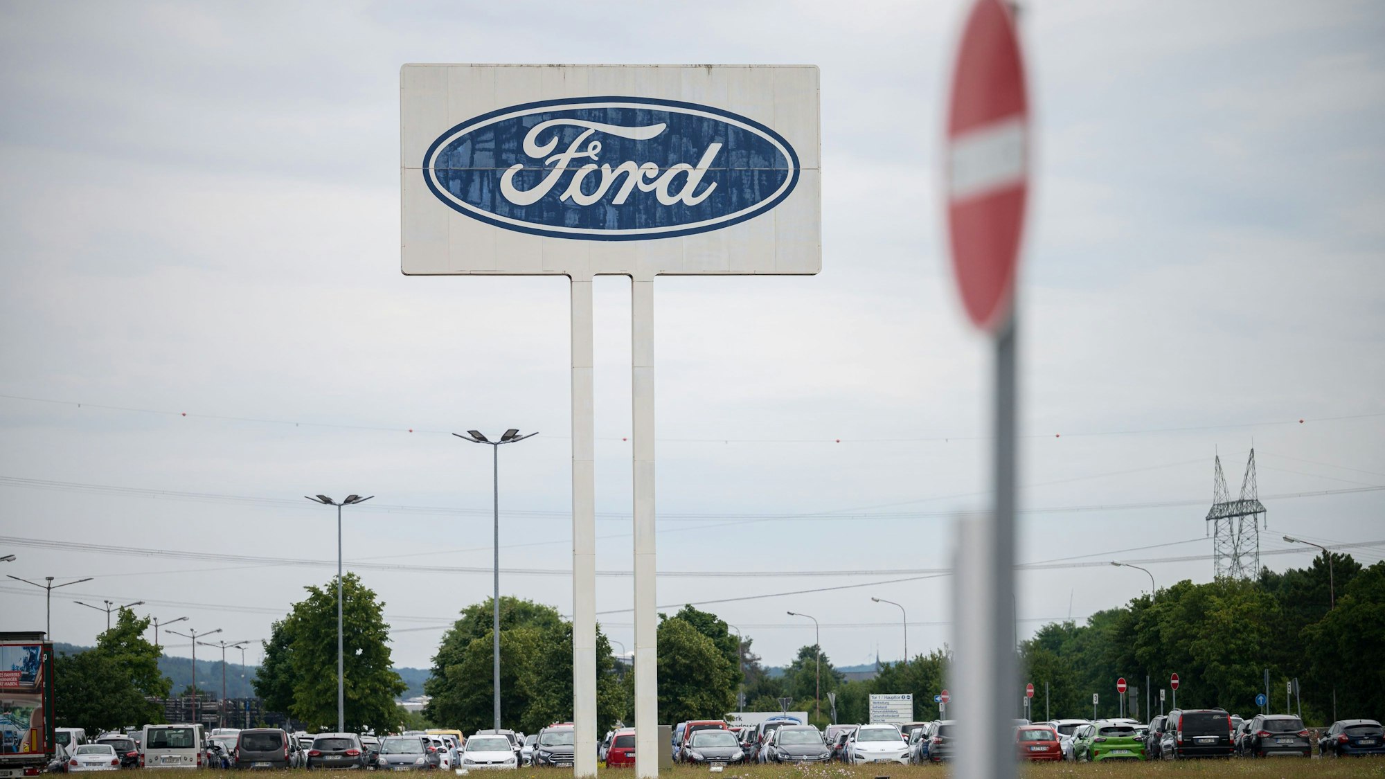 ARCHIV - 22.06.2022, Saarland, Saarlouis: Das große Logo von Ford, das auf dem Parkplatz des Werks Saarlouis steht, mit einem Durchfahrt Verboten Schild davor. (zu dpa: «Ford Saarlouis erwartet Deutschland-Chef zur Betriebsversammlung») Foto: Oliver Dietze/dpa +++ dpa-Bildfunk +++