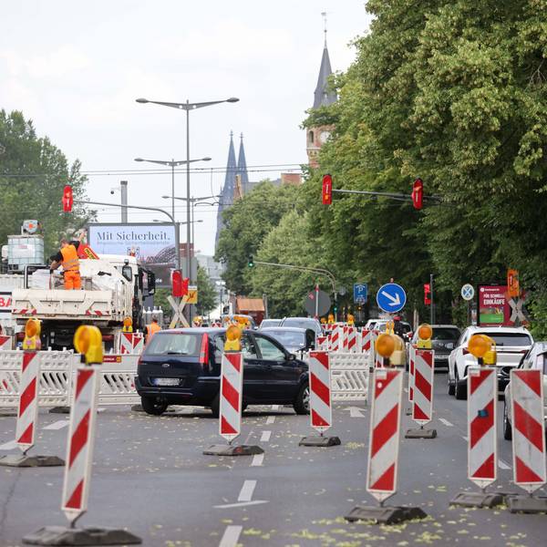 Lange Staus auf der Rheinuferstraße, ausgelöst durch die Baustelle am Ubierring