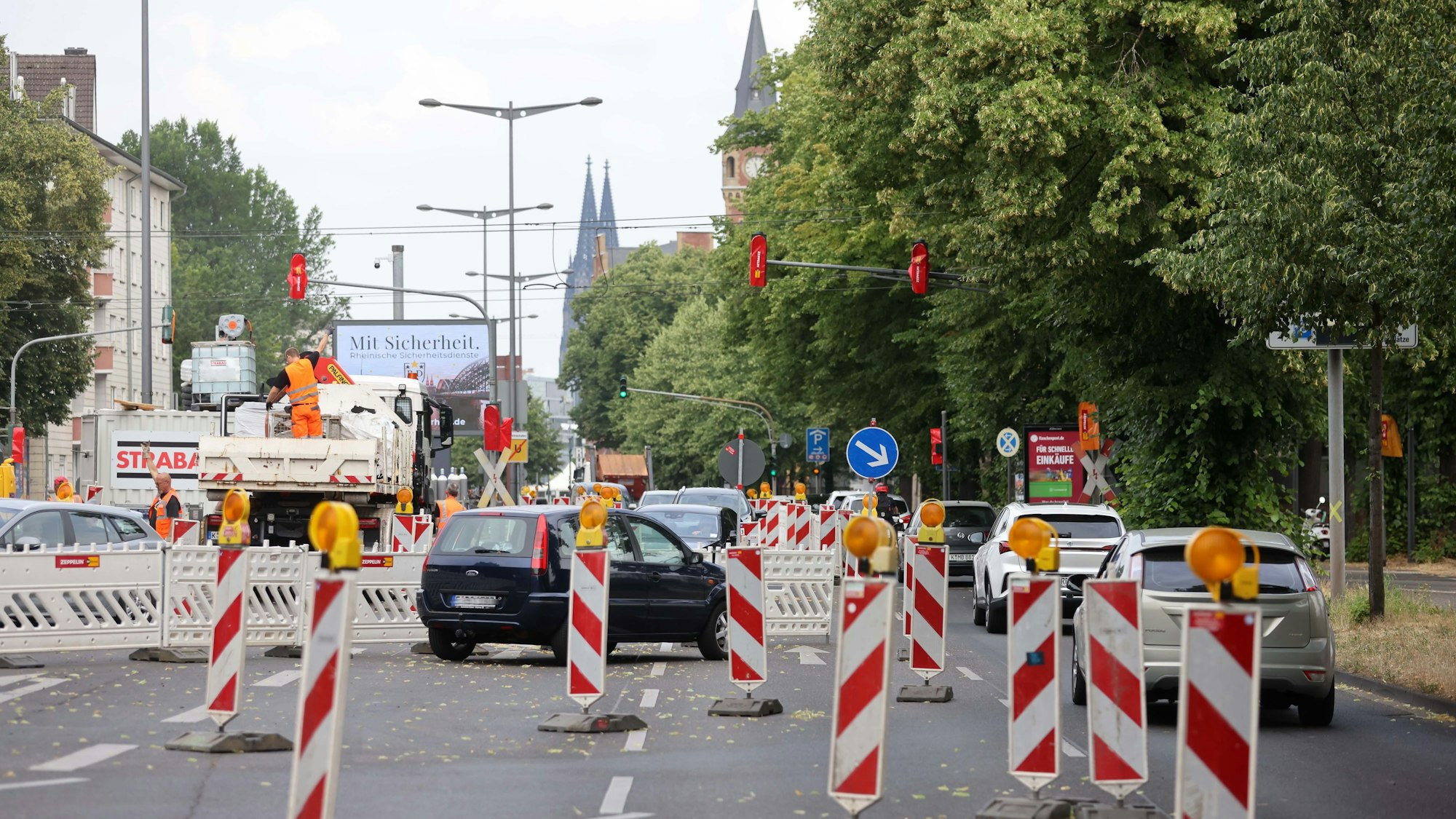Lange Staus auf der Rheinuferstraße, ausgelöst durch die Baustelle am Ubierring