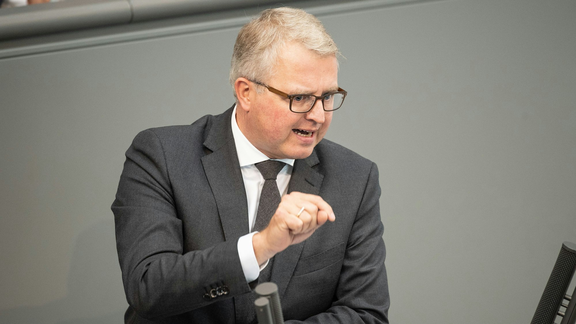 Berlin: Frank Schäffler (FDP), Bundestagsabgeordneter, spricht während einer Plenarsitzung des Deutschen Bundestages.