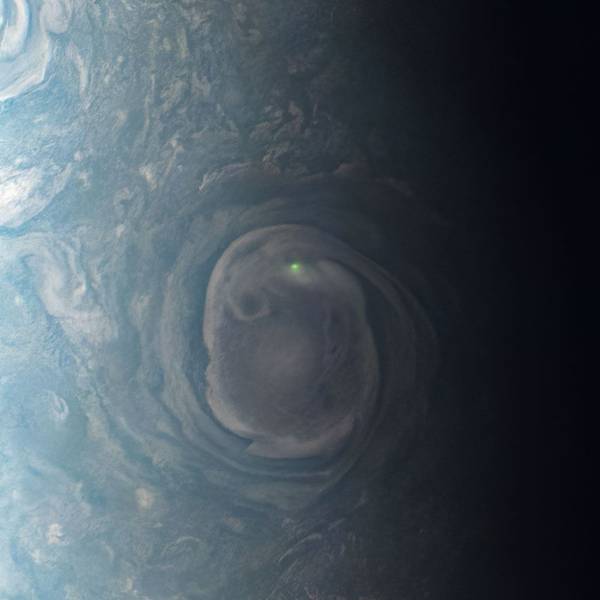 Die NASA-Sonde "Juno" machte ein Bild von einem grünen Blitz auf Jupiter.