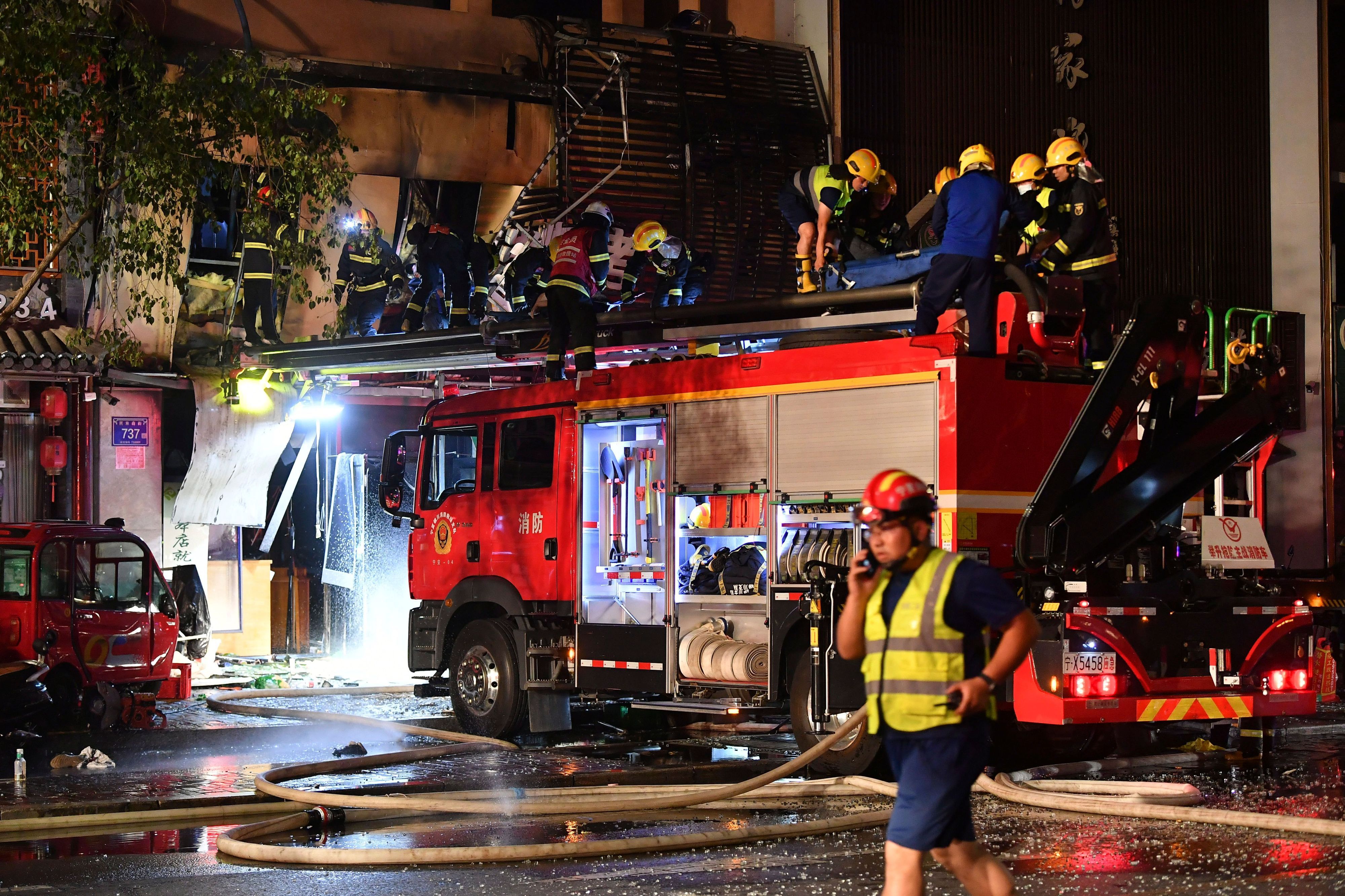 Feuerwehrleute arbeiten am Ort der Explosion