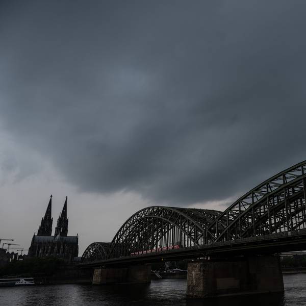 Dunkle Gewitterwolken ziehen über dem Dom auf. Der Deutsche Wetterdienst warnt vor schweren Gewittern im Rheinland.