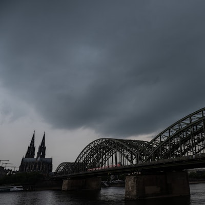 Dunkle Gewitterwolken ziehen über dem Dom auf. Der Deutsche Wetterdienst warnt vor schweren Gewittern im Rheinland.