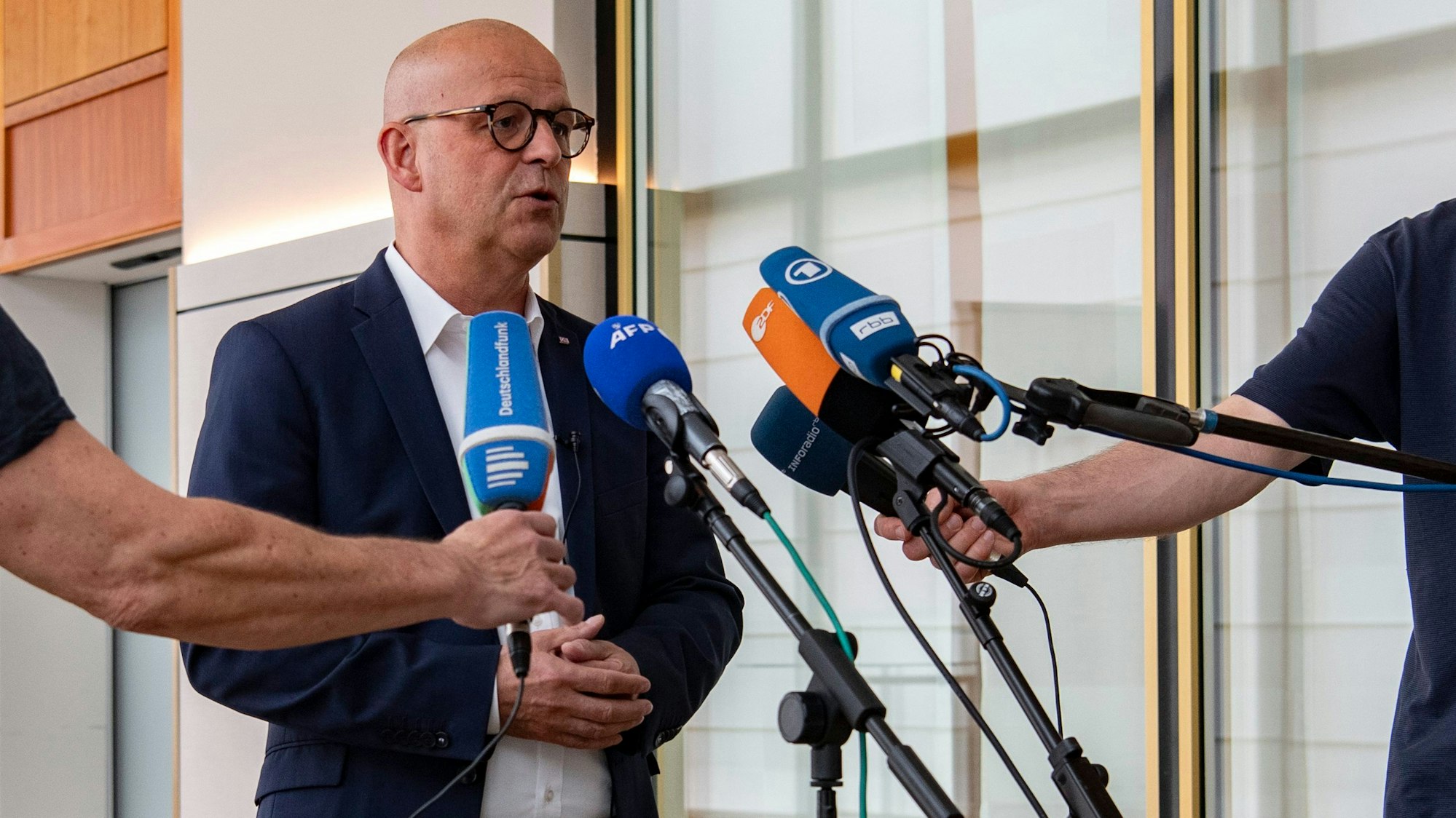 DB-Personalvorstand Martin Seiler spricht nach Verhandlungen mit der EVG zu Journalisten.