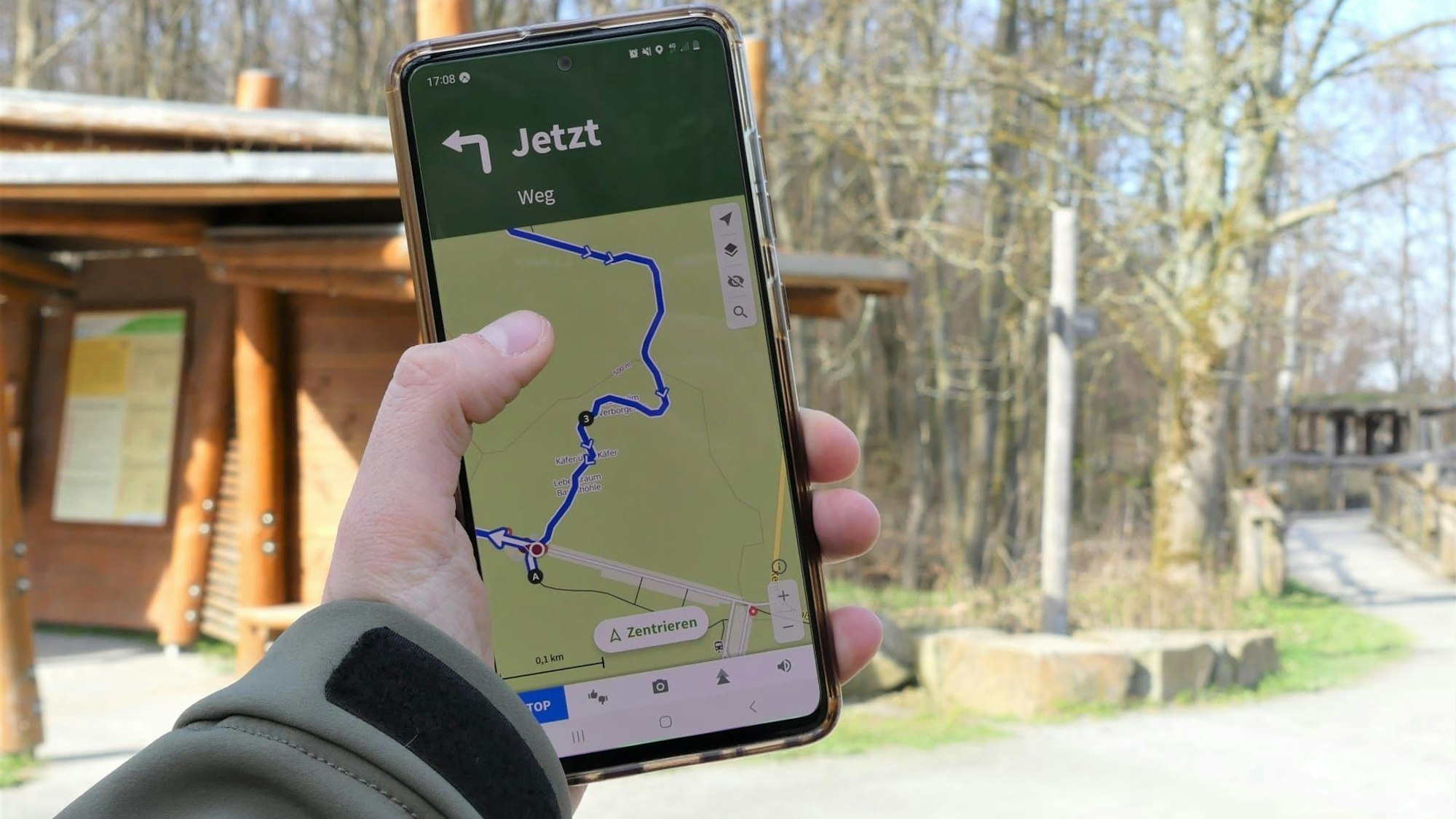 Ein Smartphone mit geöffneter Navigations-App.