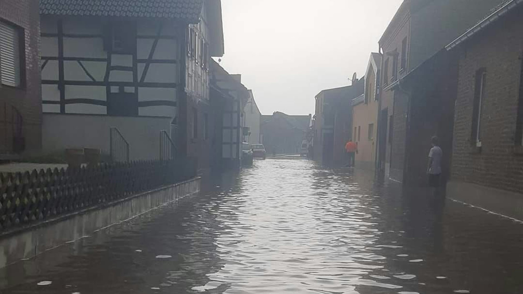Das Foto zeigt eine vollgelaufene Straße in Bedburg.