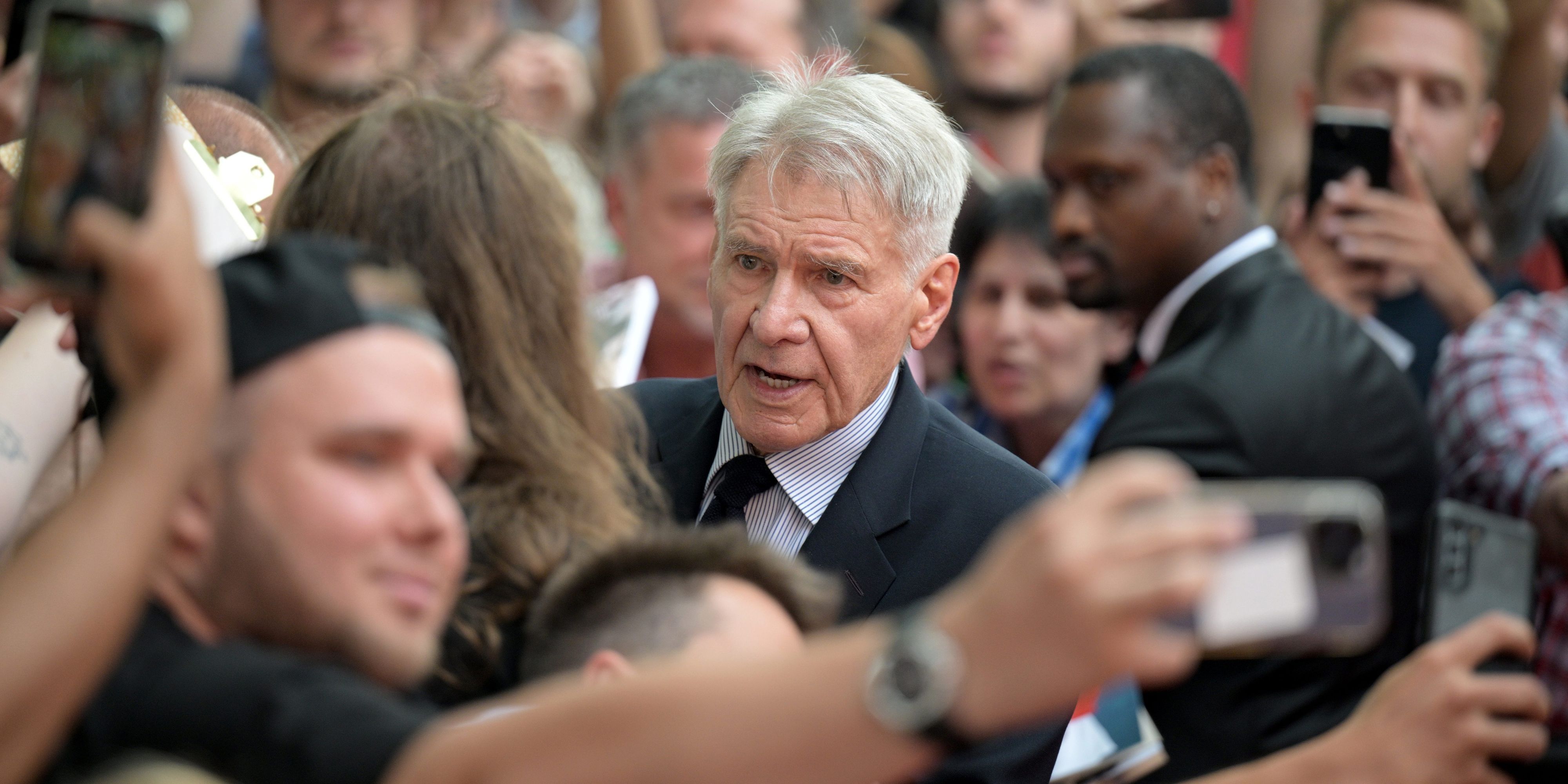 Harrison Ford (M) kommt zu der Deutschlandpremiere des Films „Indiana Jones und das Rad des Schicksals“ im Zoo Palast in Berlin.