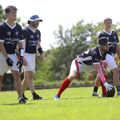 Vier Spieler der „Rheinland Rabbits“ in blauen Trikots stehen in Position, um einen Angriff zu starten.