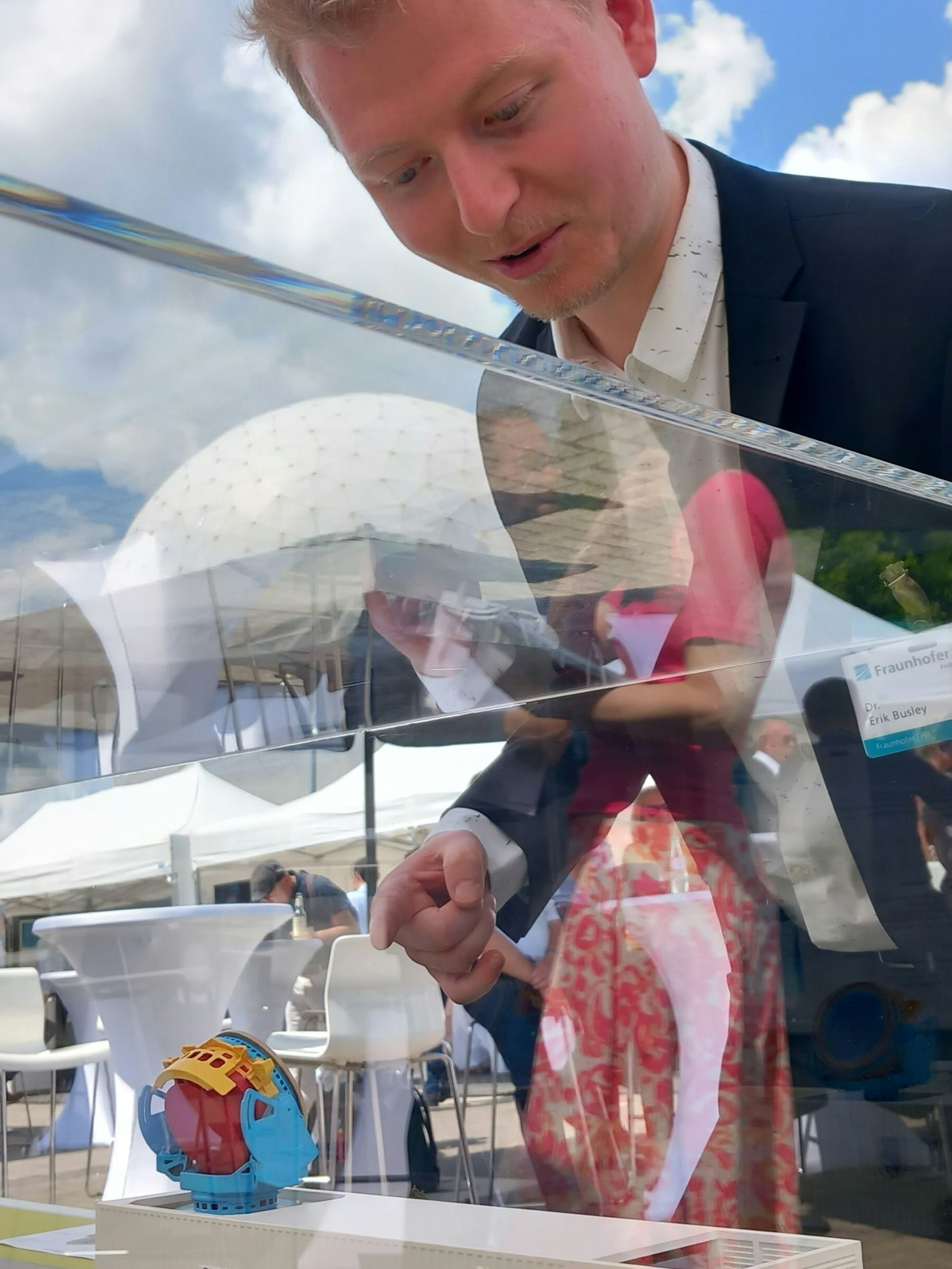 Dr. Erik Busley ist zur Synchronisation der Weltraumüberwachungsradare per Cäsiumuhr eingestellt worden. Hier mit einem Modell des Radarcontainers, wie er in Koblenz in Betrieb ist.