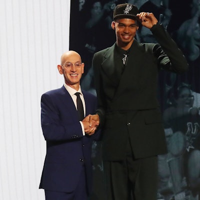 Victor Wembanyama neben NBA Chef Adam Silver