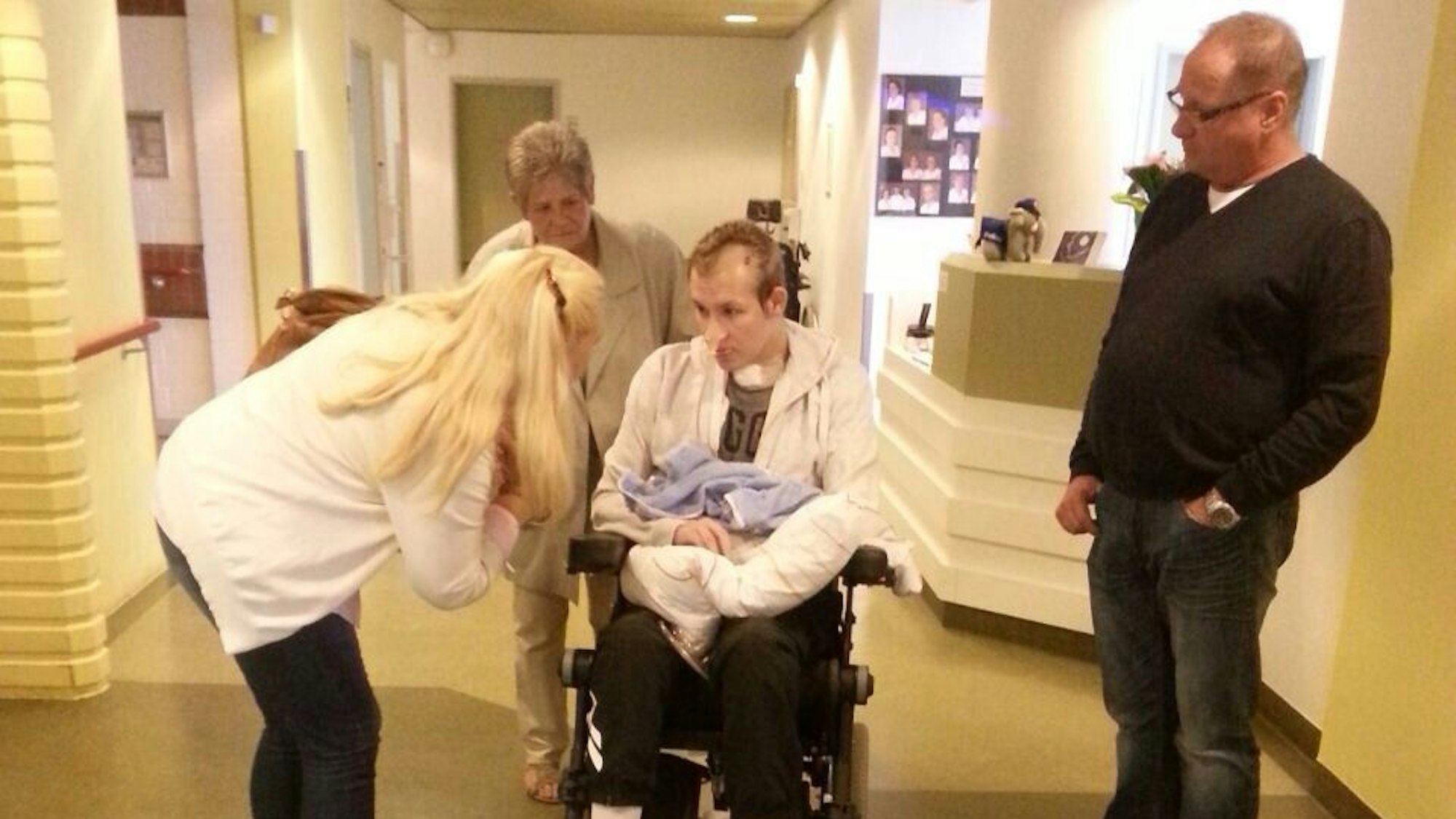 Das Foto zeigt Marc Groß mit seiner Familie im Krankenhaus in Palma.