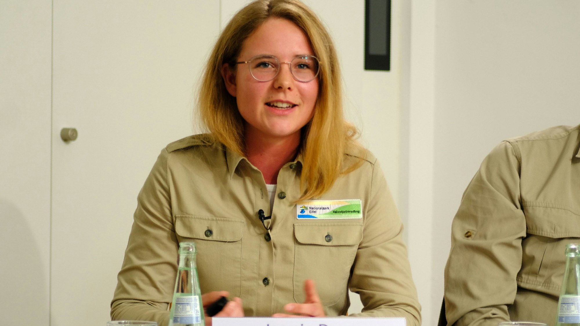 Eine Nationalpark-Mitarbeiterin im Outdoorhemd.