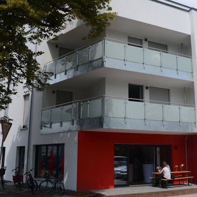 Der SKM Rhein-Sieg hat sein neues Haus eingeweiht. Seit Anfang Juni stehen hier 16 Wohnungen für ehemals Wohnungslose zur Verfügung