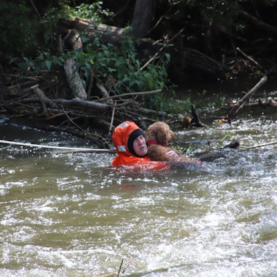 Die Freiwillige Feuerwehr rettete eine Mutter, ihre Tochter und den Hund der Familie aus der Agger. Sie hatten sich an einem Gestrüpp festgeklammert.