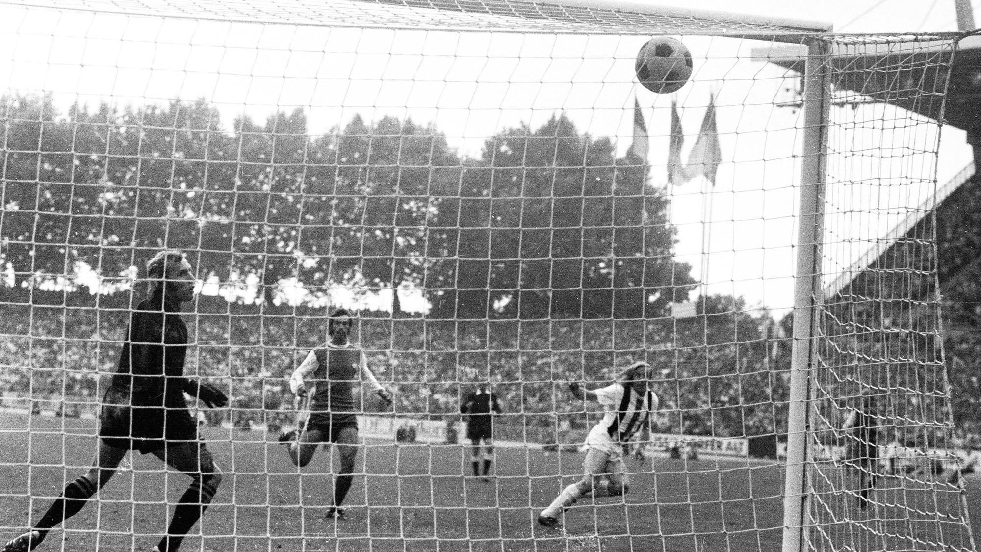 DFB Pokalfinale 1973: Borussia Mönchengladbach - 1. FC Köln 2:1 / Guenter Netzer erzielt das Tor zum 2:1 gegen Torwart Gerhard Welz.