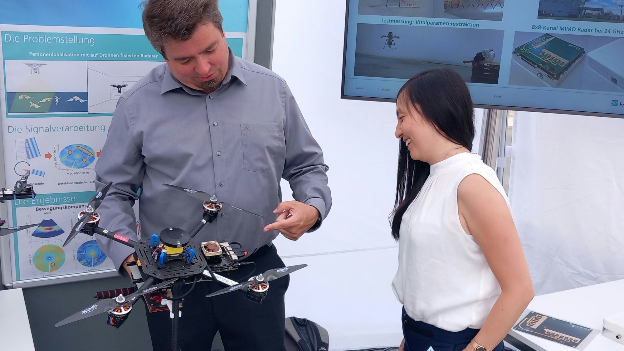 21.06.2023 Gunnar Briese und Siying Wang mit einer Drohne zur Radardetektion von Verschütteten beim Wachtberg-Forum von Fraunhofer