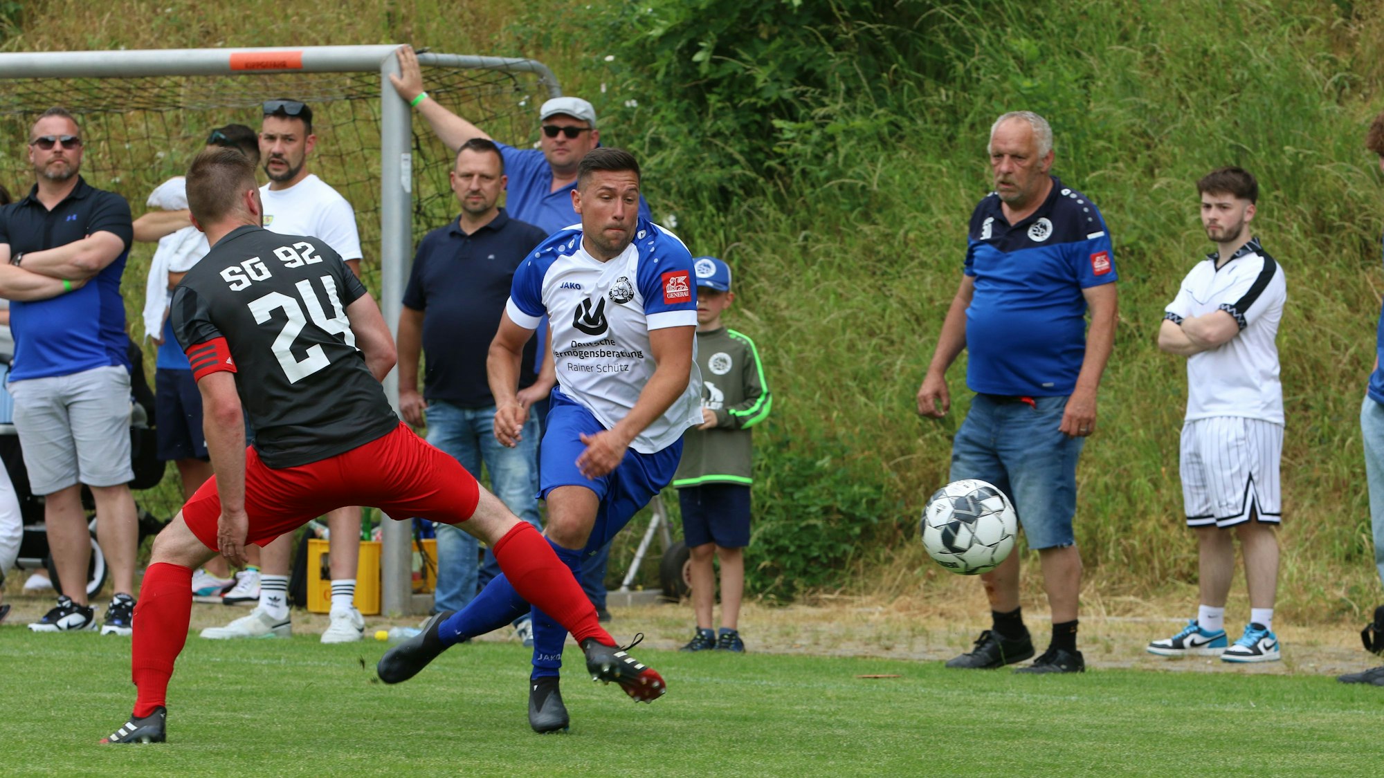 Ein Roitzheimer Spieler legt sich den Ball am Gegenspieler der SG 92 vorbei.