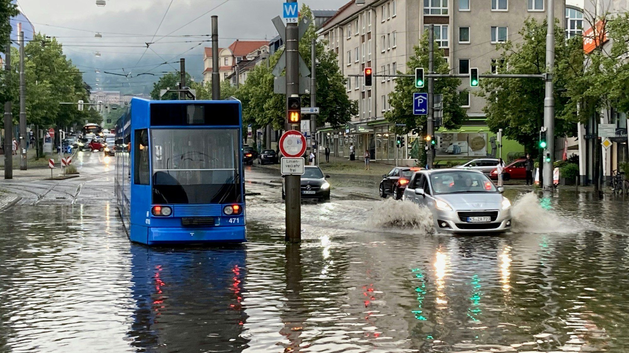 Kassel: Wasser steht nach einem Unwetter auf der Wilhelmshöher Allee. Minuten zuvor hatte es dort Starkregen und Hagel gegeben.