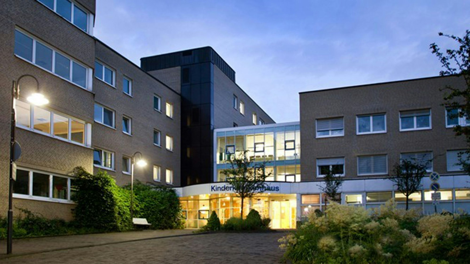 Gemauerte Fassade des Kinderkrankenhauses mit hellem Eingangsbereich