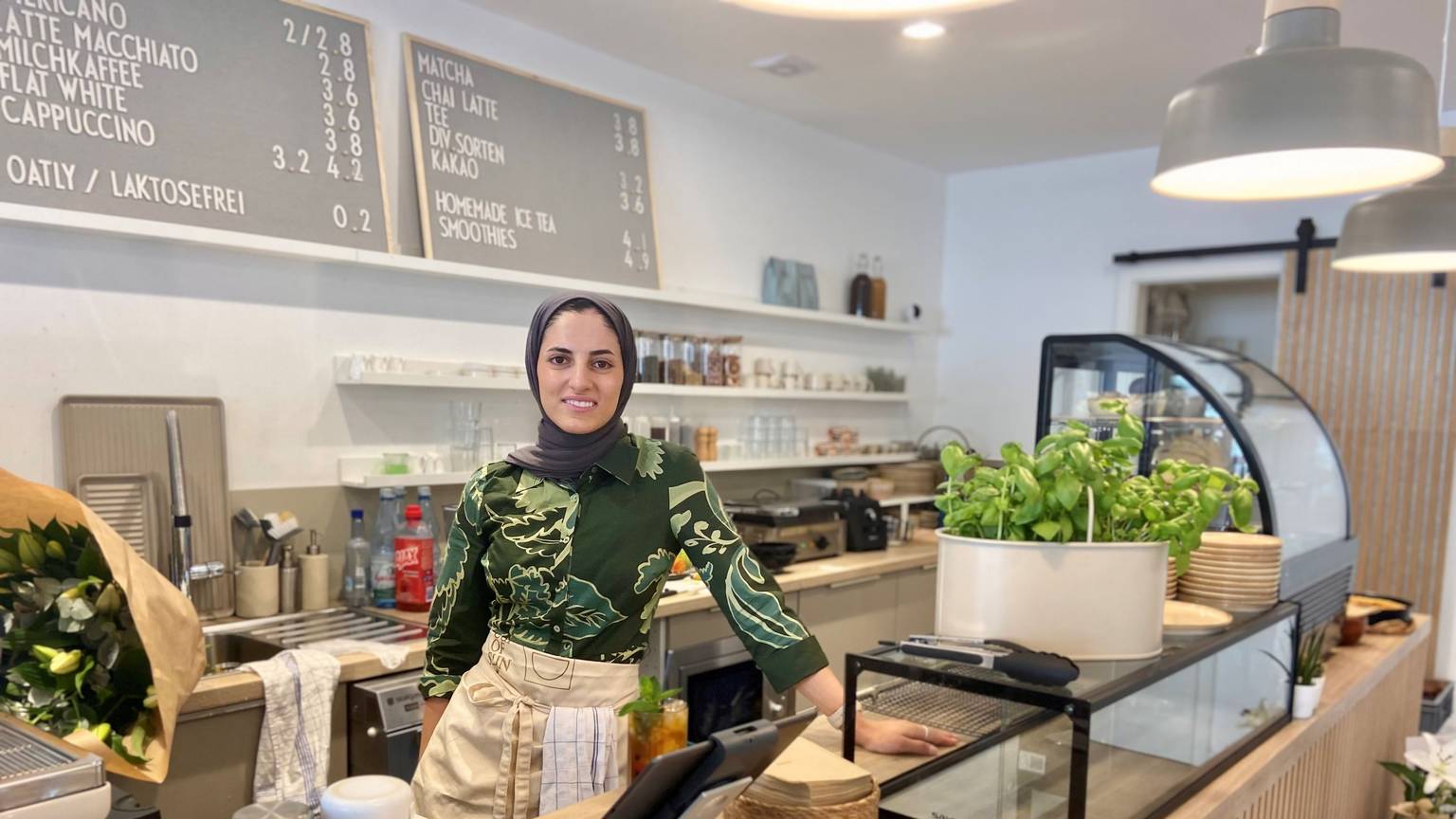 Studentin und Café-Inhaberin: Dounia Günes im „Cup of Sun“.
