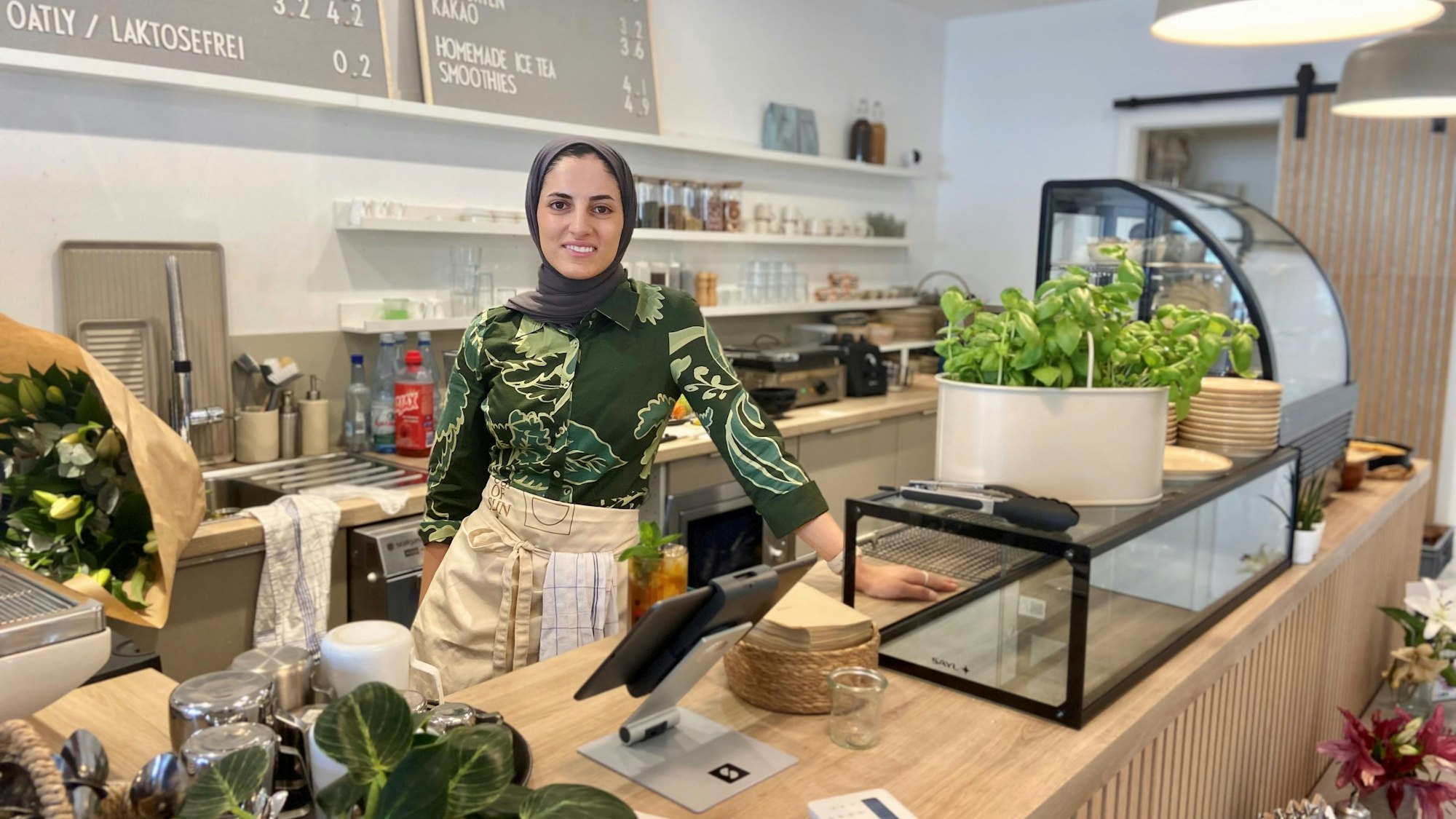 Studentin und Café-Inhaberin: Dounia Günes im „Cup of Sun“.