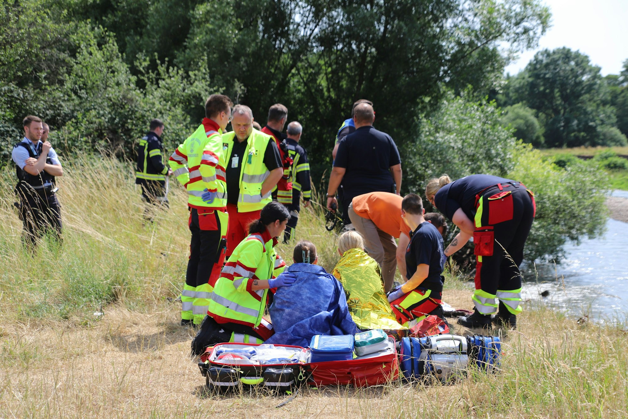 Die Freiwillige Feuerwehr rettete eine Mutter, ihre Tochter und den Hund der Familie aus der Agger. Sie hatten sich an einem Gestrüpp festgeklammert.