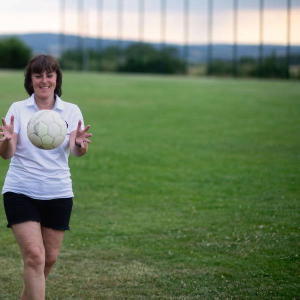 Die Vorsitzende des Fußballkreises Euskirchen, Doris Mager, fängt einen Ball.