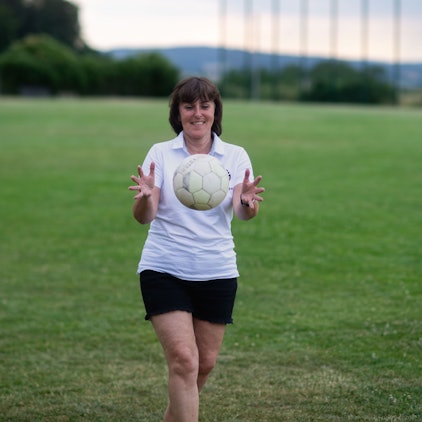 Die Vorsitzende des Fußballkreises Euskirchen, Doris Mager, fängt einen Ball.