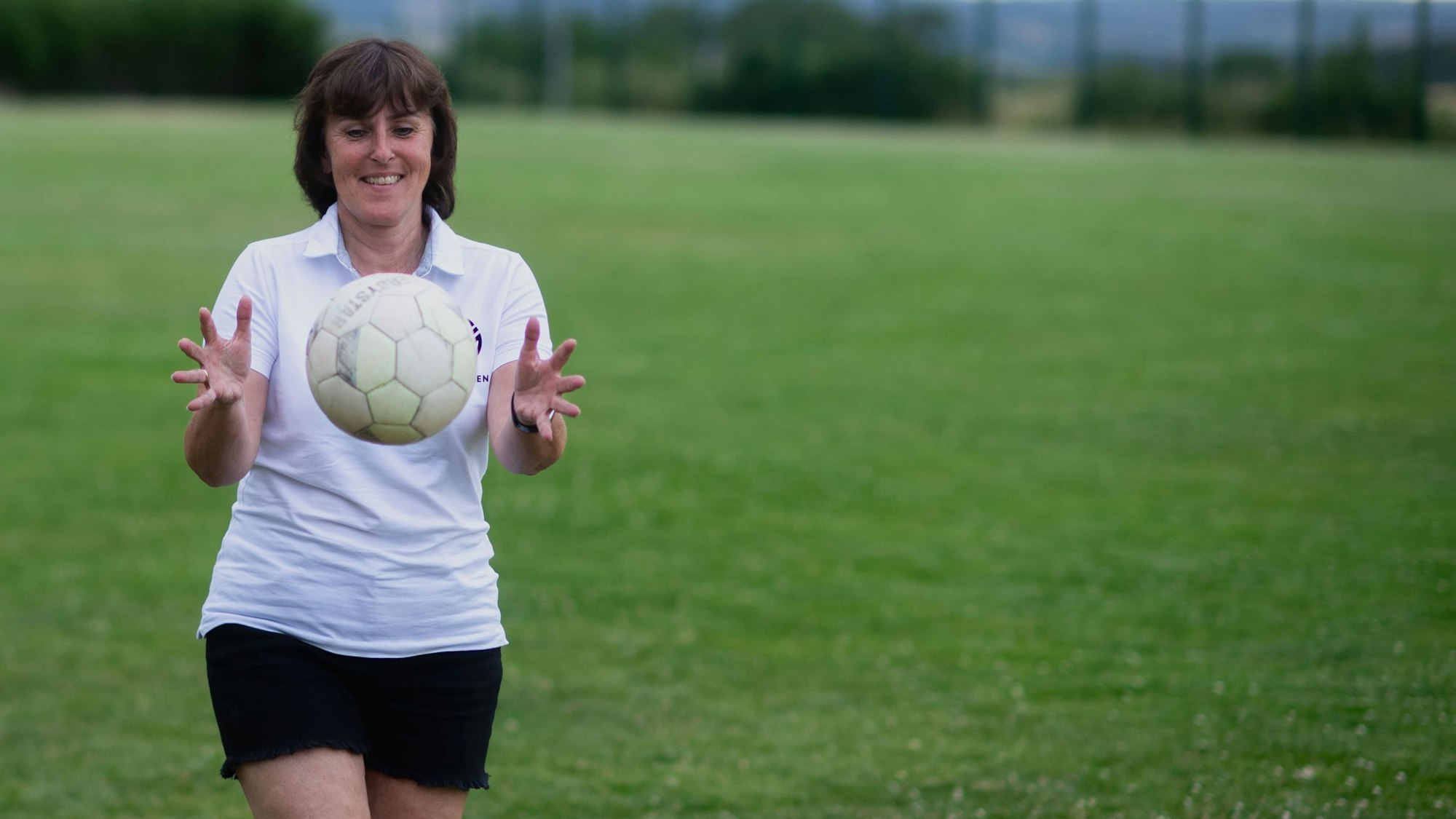 Die Vorsitzende des Fußballkreises Euskirchen, Doris Mager, fängt einen Ball.