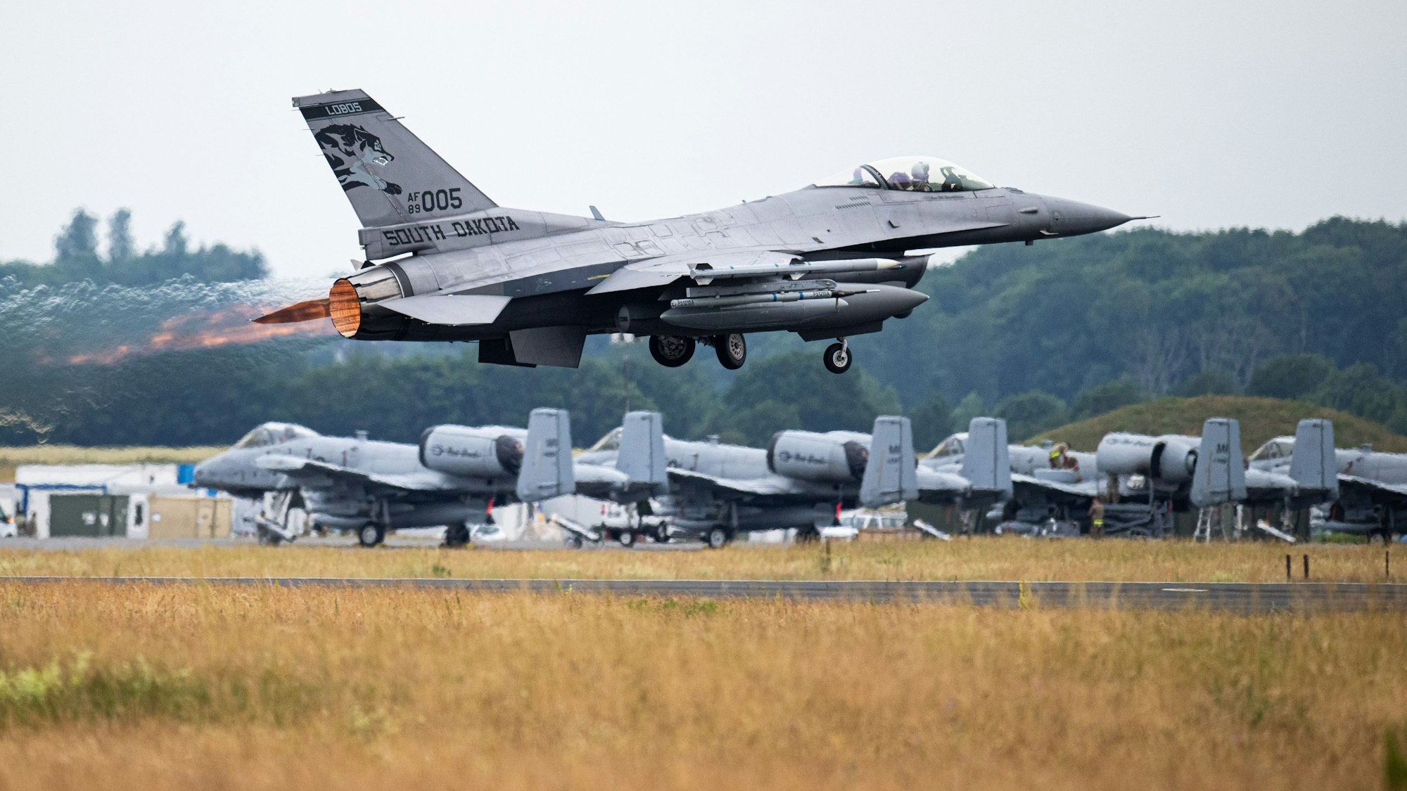 Jagel: Ein F-16 Kampfflugzeug der US Air Force startet am Rande eines Pressetermins zum Abschluss des Luftwaffen-Manöver ·Air Defender 2023· auf dem Luftwaffenstützpunkt in Jagel.