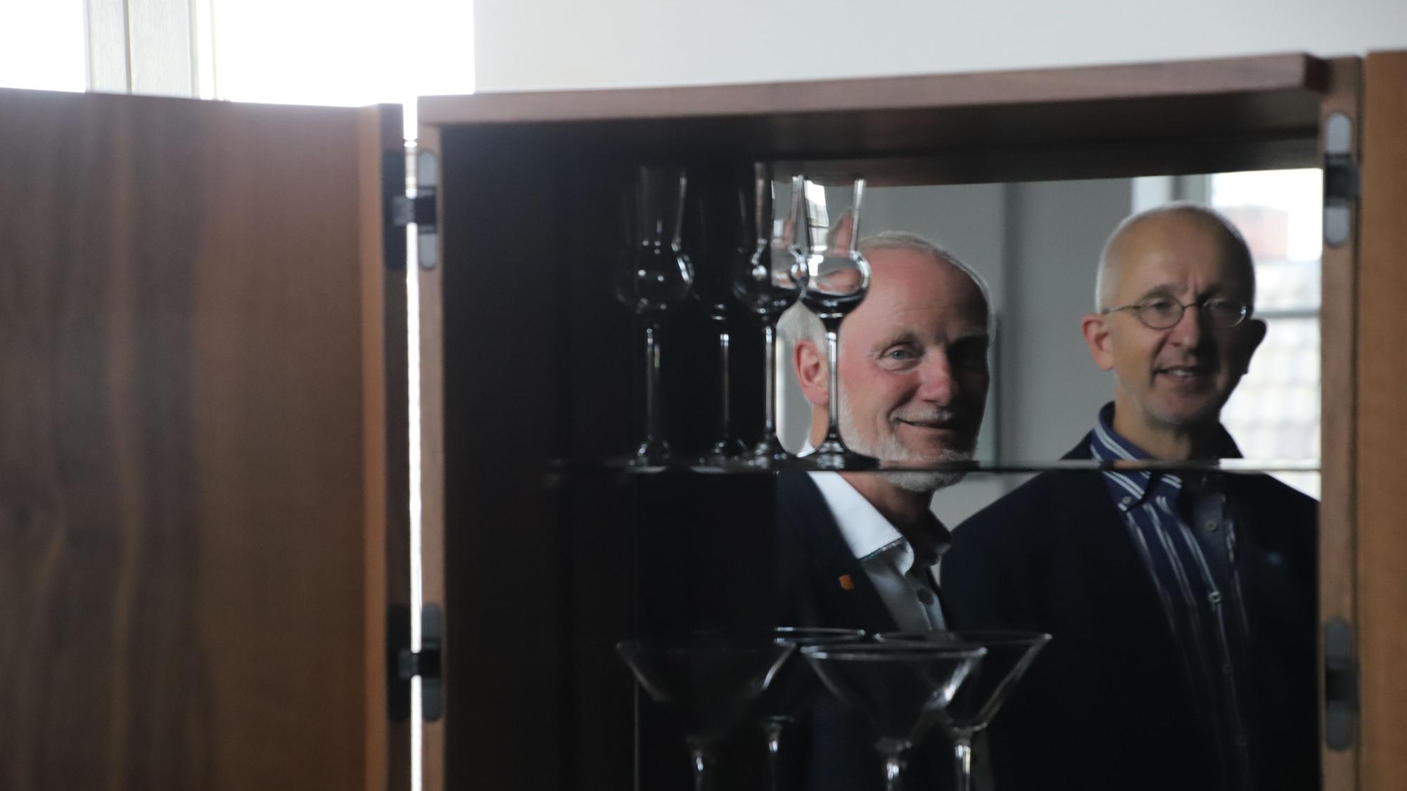 Wilhelm Gießelbach (l.) und Wolfgang Schmeil begutachten die Arbeit des zweiten Preises, Max Anton Funke.