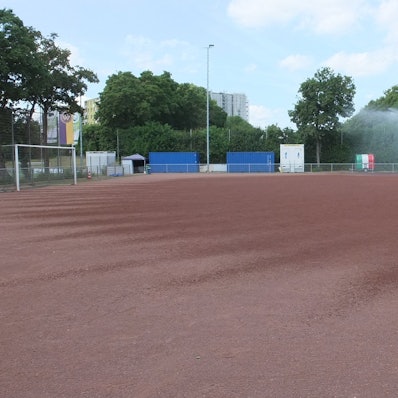Der Aschenplatz des SC West Köln wird zur Reduzierung der Staubentwicklung gesprengt.