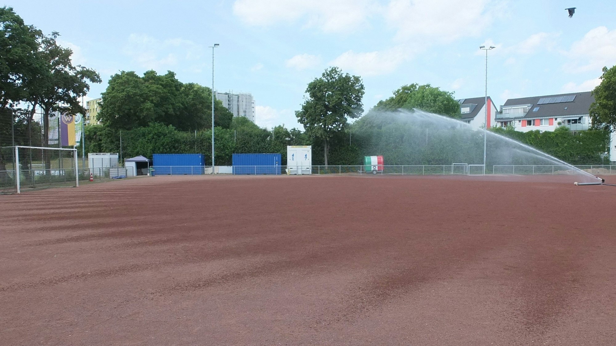 Der Aschenplatz des SC West Köln wird zur Reduzierung der Staubentwicklung gesprengt. Foto: Rösgen