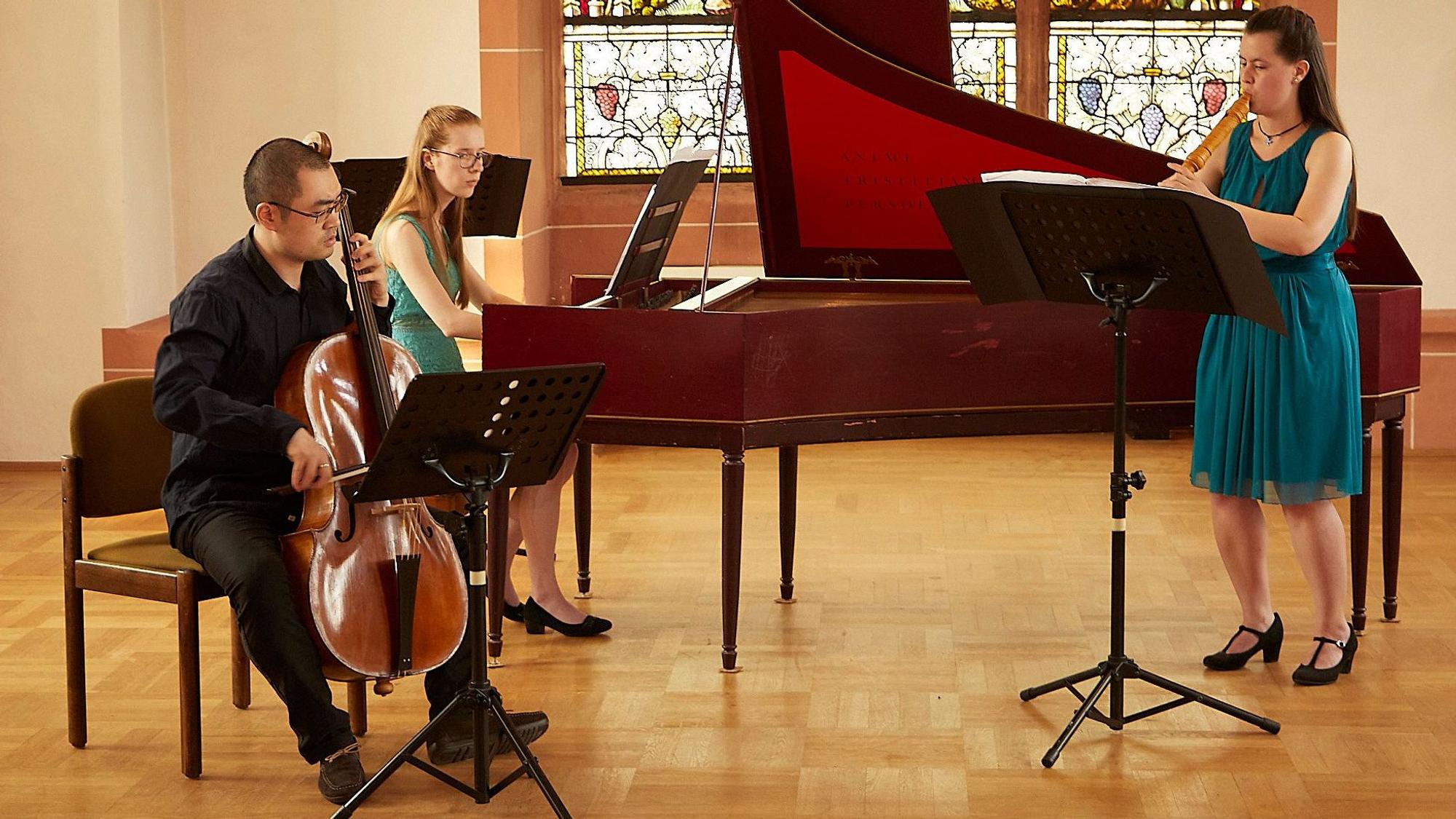 Das Foto zeigt die drei Musizierenden in der Steinfelder Klosterkapelle.