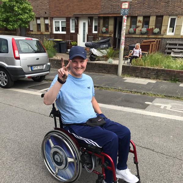 Auf dem Foto ist Marc Groß in seinem Rollstuhl zu sehen.