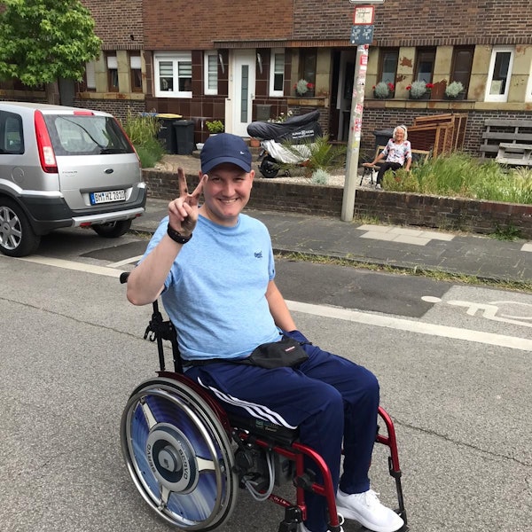 Auf dem Foto ist Marc Groß in seinem Rollstuhl zu sehen.