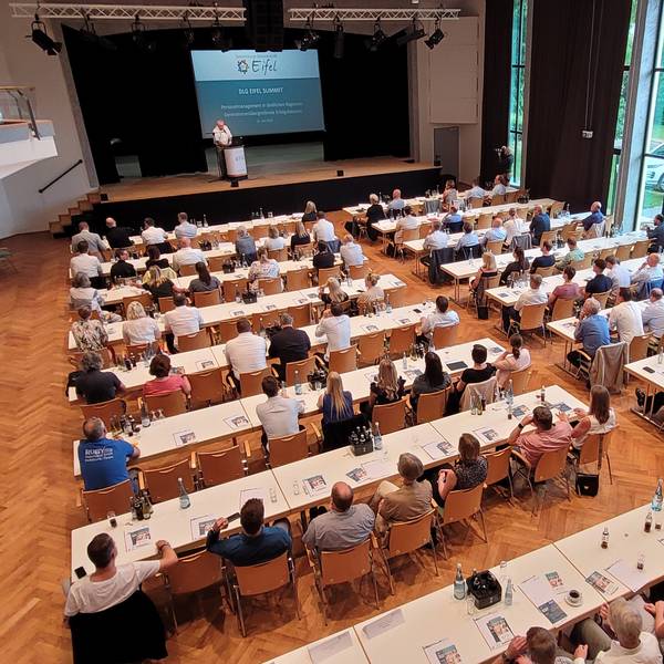 Das Bild zeigt die vollbesetzten Tischreihen im Gemünder Kurhaus.