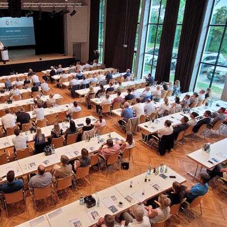 Das Bild zeigt die vollbesetzten Tischreihen im Gemünder Kurhaus.