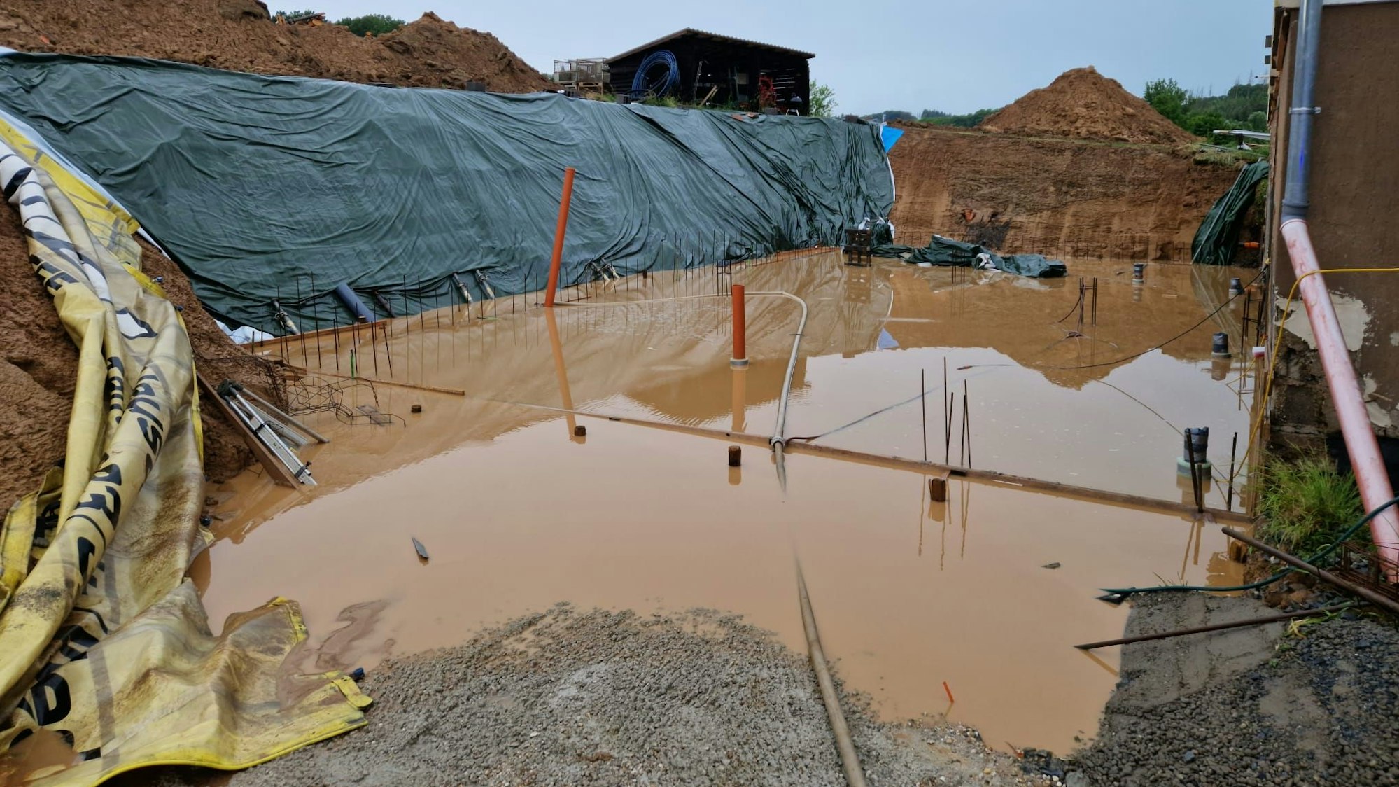 In Windeck-Helpenstell lief eine Baugrube voll.