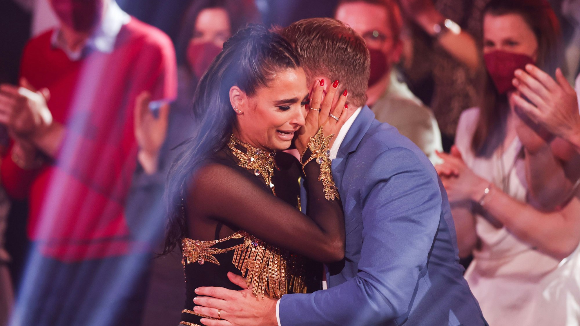Amira Pocher, Moderatorin, und ihr Mann Oliver Pocher, Moderator, liegen sich nach ihrem Tanz weinend in den Armen in der RTL-Tanzshow "Let's Dance" im Coloneum