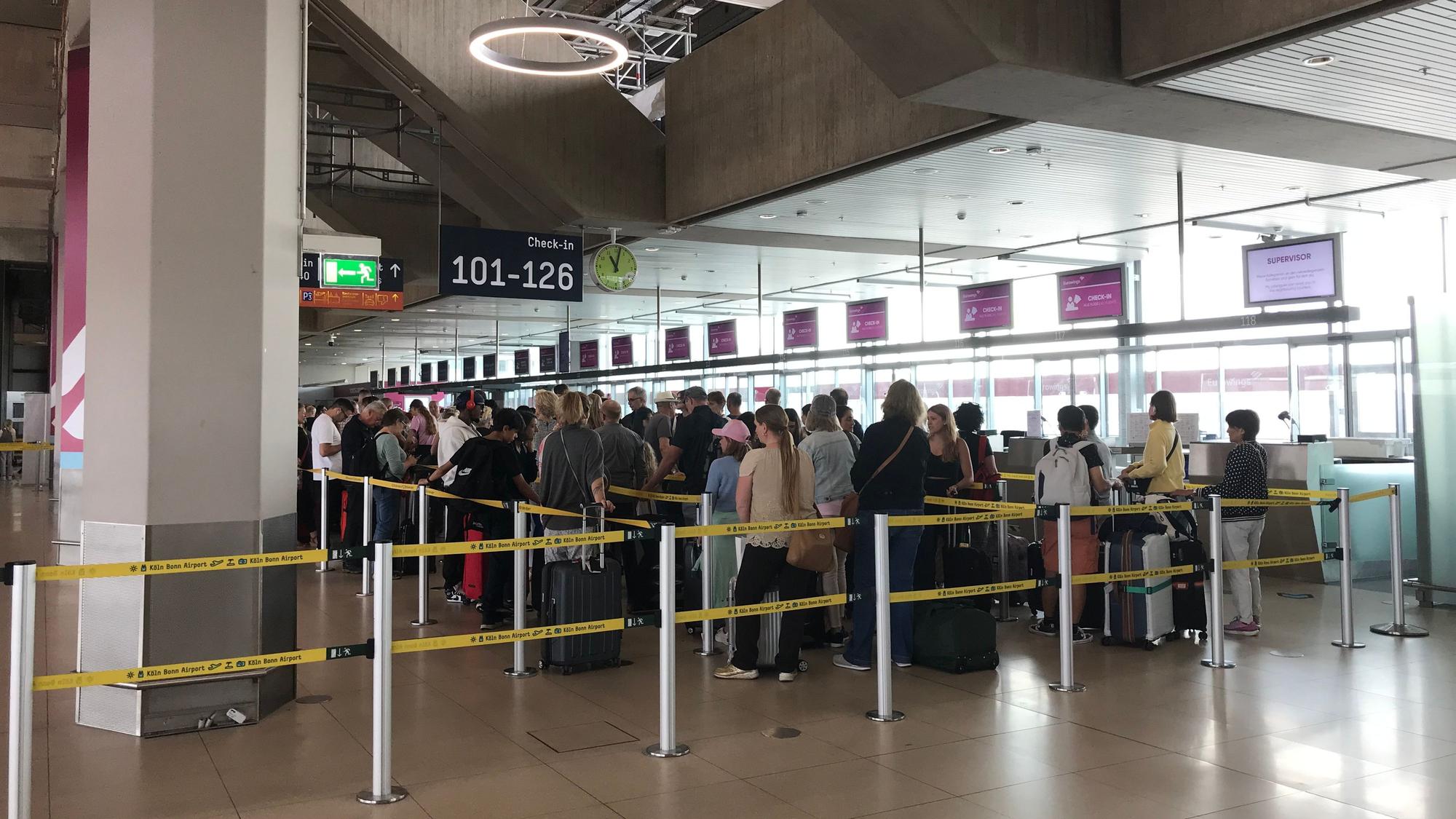 Warteschlange am Check-in am Flughafen Köln/Bonn zum Beginn der Sommerferien.