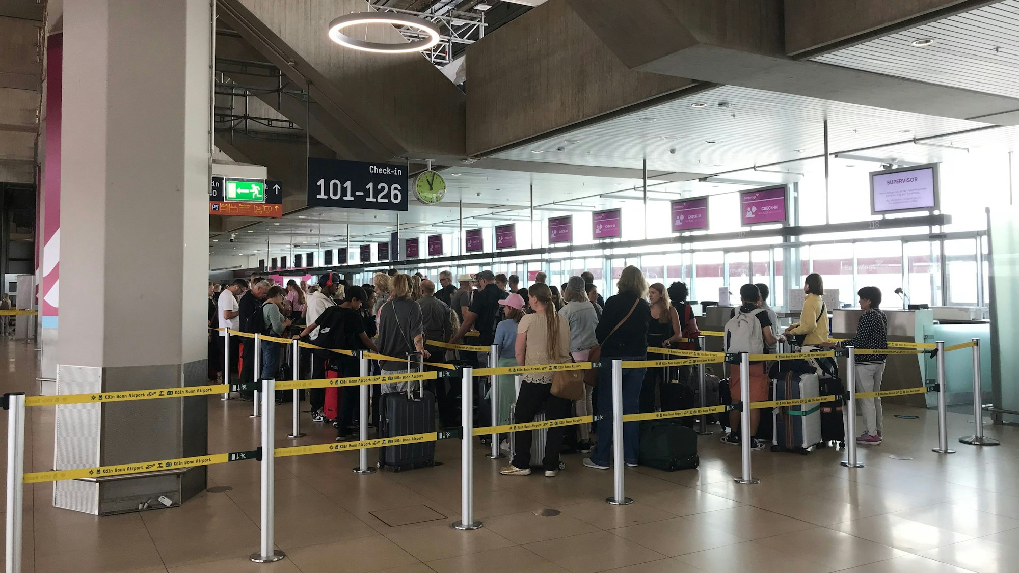 Warteschlange am Check-in am Flughafen Köln/Bonn zum Beginn der Sommerferien.