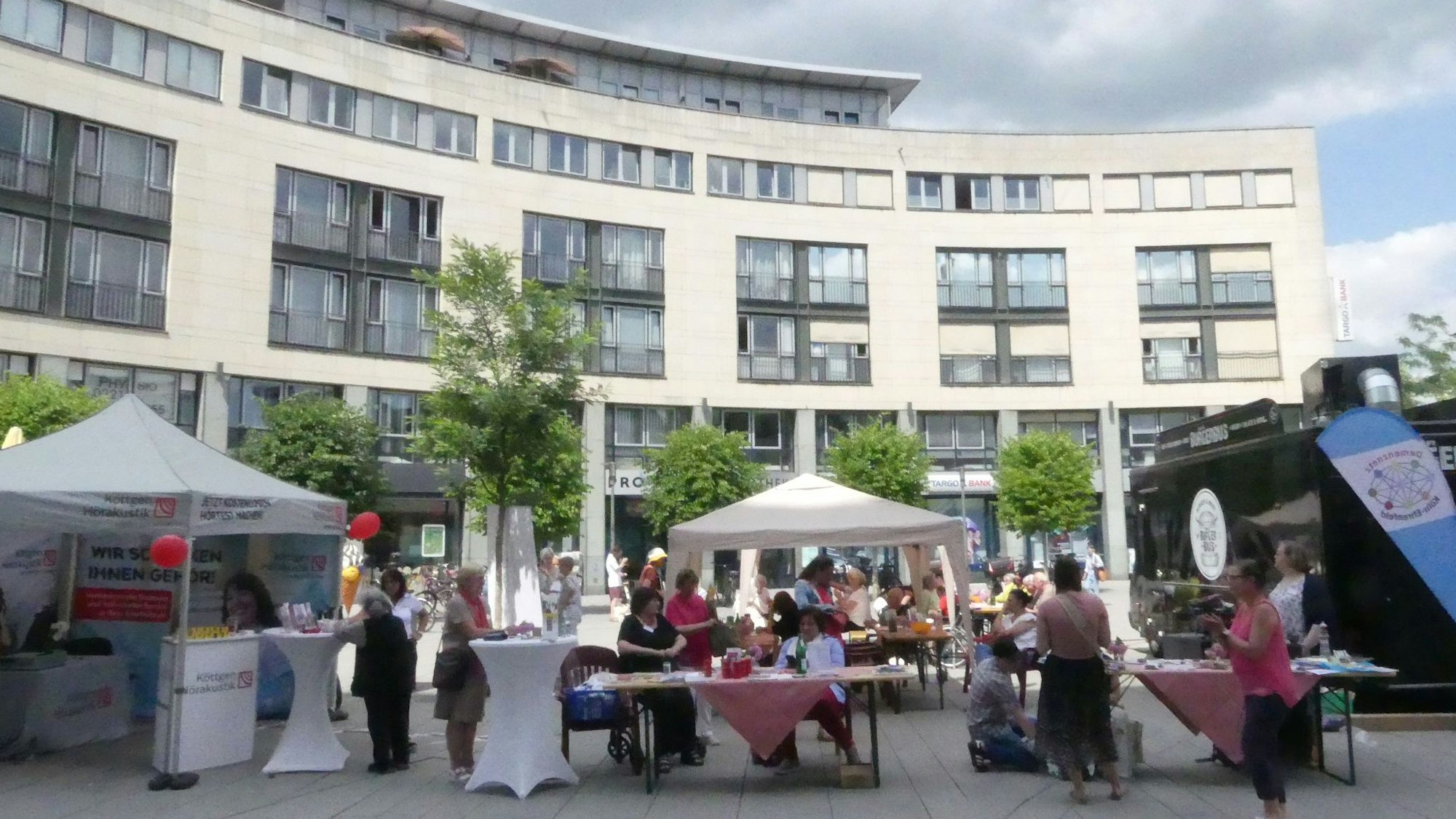 Am Barthonia-Forum in Ehrenfeld sind einige Stände mit Sonnenschirmen aufgebaut.