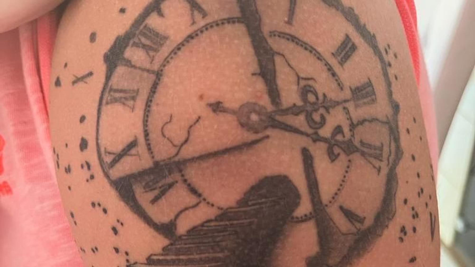 Das Foto zeigt den Oberarm von Marc Groß. Mit einem Tattoo hat er den katastrophalen Unfall auf Mallorca auf seinem linken Oberarm verewigt: Die Uhrzeit seines Sturzes um 3.20 Uhr und den Weg hinauf in den Himmel.