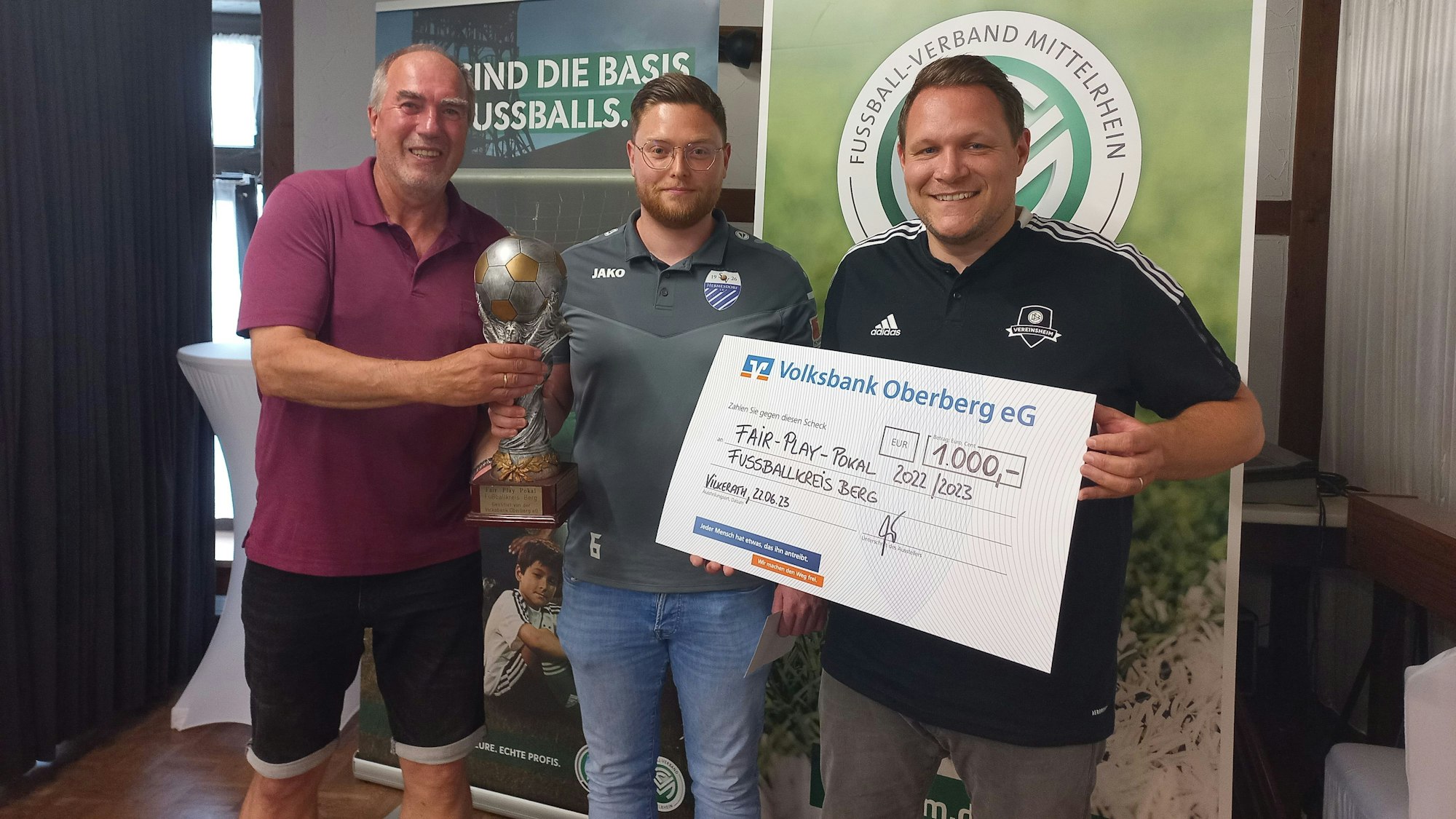 Zu sehen ist eine Pokalübergabe.