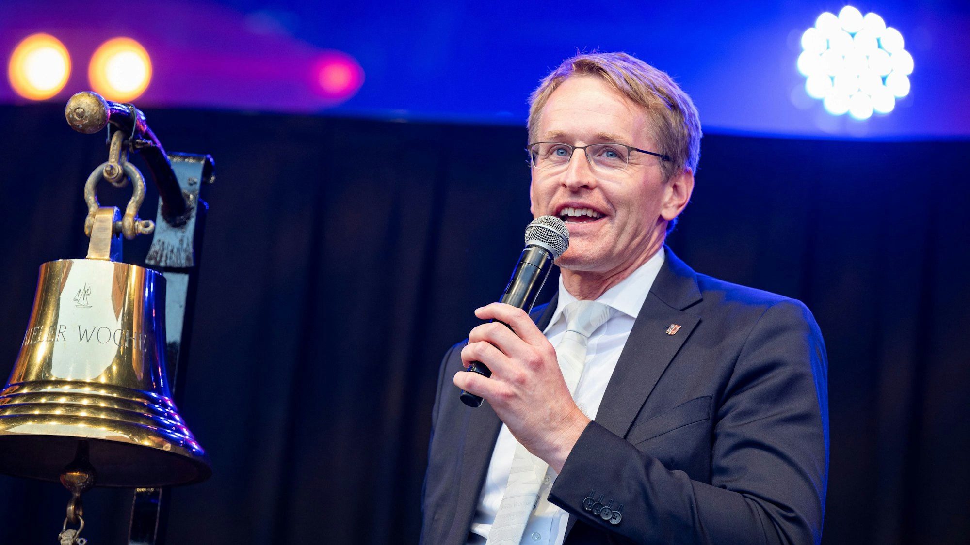 Daniel Günther (CDU), Ministerpräsident von Schleswig-Holstein, spricht vor der offiziellen Eröffnung der Kieler Woche. Bis zum Abschlussfeuerwerk am Sonntag nächster Woche erwartet die Stadt mehrere Millionen Gäste aus aller Welt zu dem größten Sommerfest im Norden Europas und Segelsportgroßereignis.